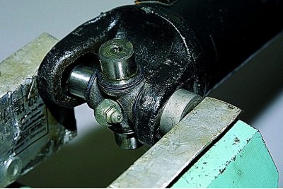 Надеваем сальники на шипы крестовины и вставляем крестовину в гнезда вилки карданного вала.