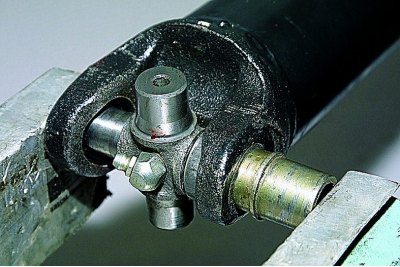 При этом вставляем шип крестовины в гнездо подшипника так, чтобы иглы подшипника не выпали. В…