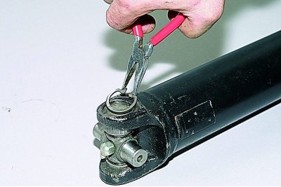 Подходящим отрезком трубы допрессовываем подшипник в гнездо вилки глубже проточки под стопорное…