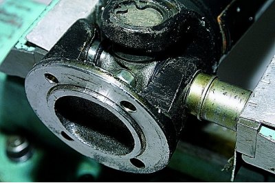 Ориентируя фланец по меткам относительно вилки карданного вала, вставляем шипы крестовины в гнезда…