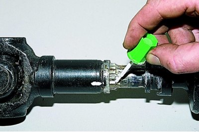 Pomoću dlijeta pomičemo prsten brtve duž osovine.