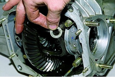 Za pomocą klucza nasadowego 19 mm odkręć cztery nakrętki mocujące pokrywy łożysk mechanizmu…