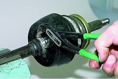 Pri výmene krytu očistite záves zvonku a upnite hriadeľ do zveráka pomocou mäkkých kovových…