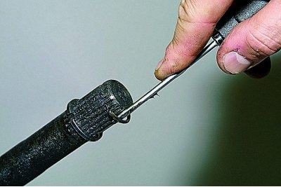 Záves je pripevnený na hriadeli pomocou poistného krúžku umiestneného v drážke na konci hriadeľa.