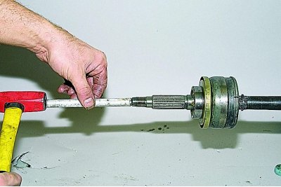 Do kĺbovej dutiny dáme 60 cm³ maziva SHRUS-4.