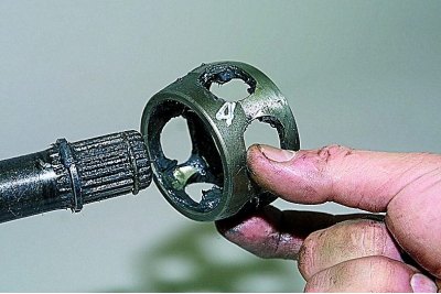 …выколоткой из мягкого металла сбиваем обойму.