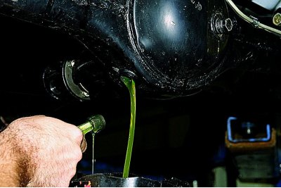 Pomoću imbus ključa od 12 mm odvrnite odvodni čep…