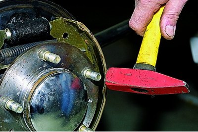 Pažnja! Objesimo slušalicu i uklonimo stražnji kotač. Uklonite bubanj kočnice (pogledajte Zamjena…
