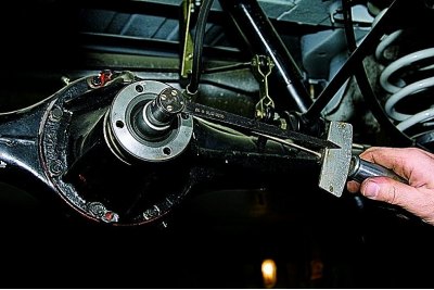 Odsuwamy wałek Cardana od kołnierza skrzyni biegów.