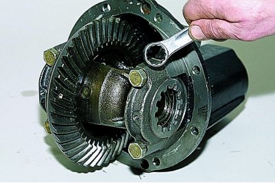 Za pomocą punktaka zaznaczamy położenie pokryw łożysk mechanizmu różnicowego na obudowie skrzyni…