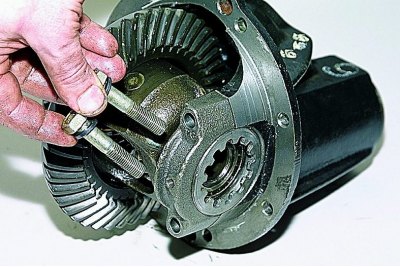 Za pomocą klucza płaskiego 17 mm odkręć dwie śruby mocujące prawą pokrywę łożyska mechanizmu…
