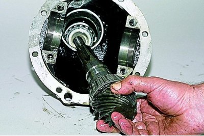 Wymontowujemy zespół mechanizmu różnicowego z kołem zębatym przekładni głównej, pierścieniami…