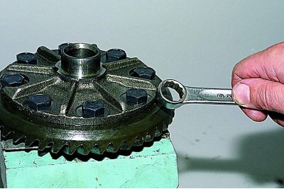 Zaciskając mechanizm różnicowy w imadle z miękkimi metalowymi szczękami,…
