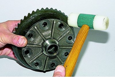 …za pomocą klucza płaskiego 17 mm odkręć osiem śrub mocujących koło zębate napędzane do mechanizmu…