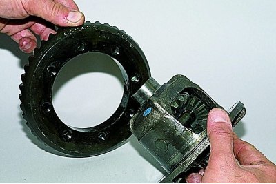 Za pomocą młotka z plastikową głowicą zdejmujemy koło zębate ze skrzyni różnicowej…