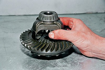 Podczas montażu mechanizmu różnicowego należy nasmarować koła zębate osi wraz z podkładkami…