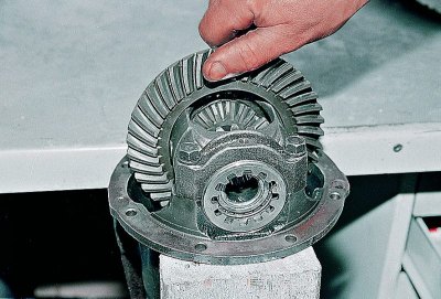 Aby ustawić wstępne napięcie łożysk mechanizmu różnicowego, należy dokręcić kolejno i równomiernie…