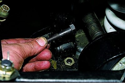 Koristeći otvoreni ključ od 17 mm, odvrnite maticu na vijku za pričvršćivanje donjeg amortizera na…