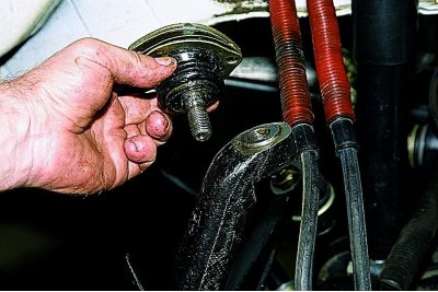 Здымнікам выпрасоўваем палец шаравой апоры з адтуліны паваротнага кулака.