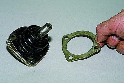 Адкруціўшы гайкі нітаў мацавання шаравой апоры да верхняга рычага і гайку пальца апоры, здымаем…