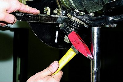 Dacă nu există un extractor, deșurubați-l (nu complet) piulița care fixează articulația sferică de…