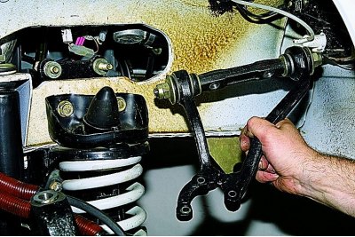 Vijke držimo od okretanja ključem iste veličine (generator je uklonjen radi jasnoće).