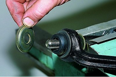 …ključem od 22 mm odvrnemo dvije matice osovine.