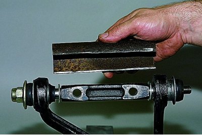 Prije utiskivanja drugog tihog bloka, stegnemo ručicu u škripac, umetnemo osovinu s potisnim…