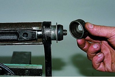 U prostor između ušica poluge umetnemo trn izrađen od odgovarajućeg komada cijevi (duljina 160 mm,…