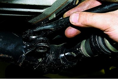 Pomoću viljuškastog ključa od 19 mm odvrnite vijak koji pričvršćuje prednji nosač na poprečni nosač.
