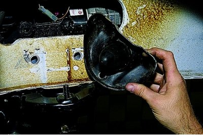 Koristeći glavu od 17 mm, odvrnite maticu koja pričvršćuje nosač odbojnog odbojnika na gornji nosač…