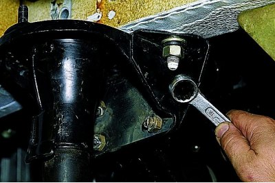 ...odstranjujemo samo vijke za pričvršćivanje nosača prema motornom prostoru.