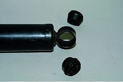 U donjoj ušici amortizera nalaze se dvije gumene čahure i odstojna metalna čahura,...