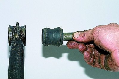 Съемником выпрессовываем втулку в чашку, опирающуюся на края проушины,…
