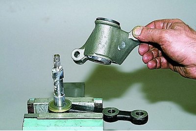 …и верхнюю шайбу корпуса кронштейна.