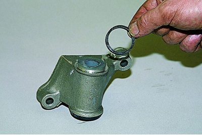 Снимаем с оси рычага корпус кронштейна.