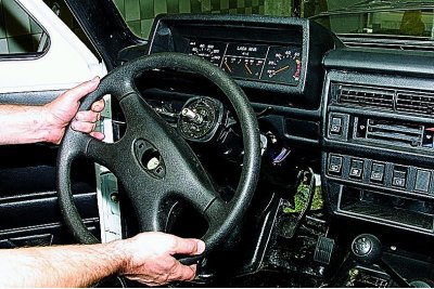 Pomoću utičnice od 24 mm odvrnite maticu za pričvršćivanje kola upravljača.