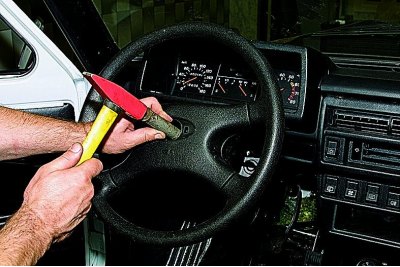 Ako upravljač jako čvrsto sjedi na klinovima gornjeg vratila, tada povucite upravljač prema sebi,…