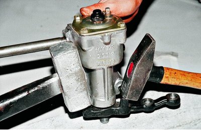 Ha nincs lehúzó, távolítsa el a bipodot az ütési módszerrel. A bipod tengelyét egy fahasábnak…