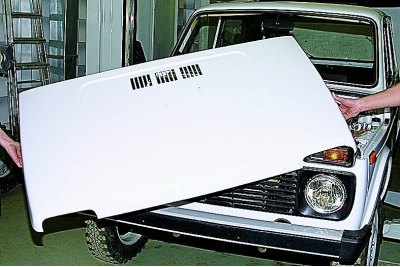 Прытрымваючы капот, адварочваем другі ніт правай завесы. Такой жа выявай адварочваем ніты левай…