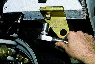 Для зняцця пярэдняга бампера здымаем пласціну абароны паддола картэра і пырскавіка.