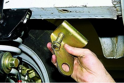 Галоўкай «на 22» адварочваем ніт мацавання буксірнага вушы і злучальніка бампера да левага…