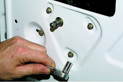 …i popravljamo ga od pada pomoću vijka (ili ukosnica) s navojem M5, uvrnut u rupu prednjeg držača…
