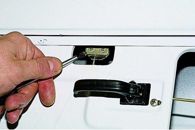 Ručku postavljenu na osovinu mehanizma za podizanje prozora okrećemo u smjeru suprotnom od kazaljke…