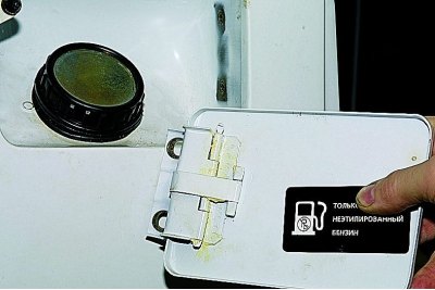 ...крыжападобнай адвёрткай адварочваем два шрубы…