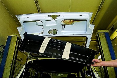 Крыжападобнай адвёрткай адварочваем восемь самарэзаў мацавання абіўкі да дзвярэй