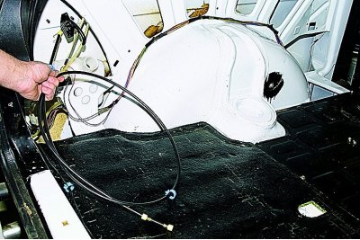 Scoatem unitatea din spatele panoului lateral interior..
