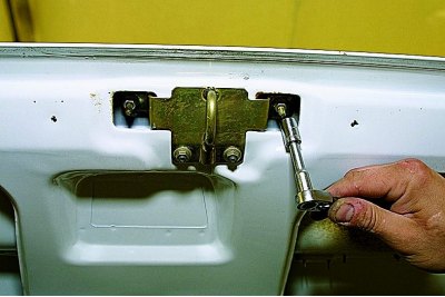 Для доступу да мацавання ручкі і фіксатара замка здымаем абіўку дзвярэй задка (гл. Зняцце абіўкі…