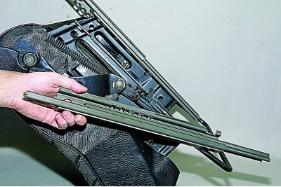 …и винт заднего крепления салазки.