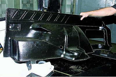 Отворачиваем правый крайний саморез крепления облицовки порога двери задка (см. Снятие привода…